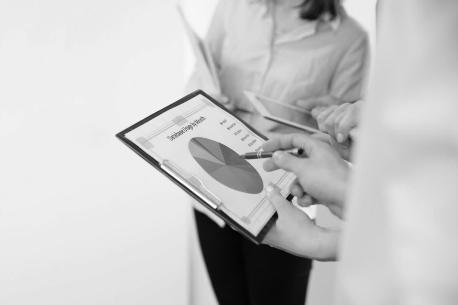 Equipo colaborando en estrategia SEO